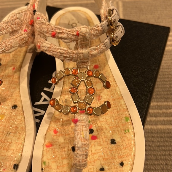 CHANEL White & Pink Tweed Thong Sandals - Picture 4 of 16